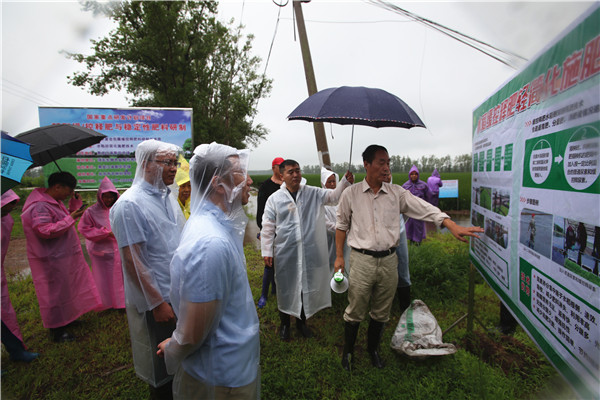 國家重點研發(fā)計劃“納米復(fù)合包膜緩控釋肥料研制與應(yīng)用”課題2019年度研討會及水稻輕簡化施肥技術(shù)現(xiàn)場觀摩與交流會在佳木斯成功召開 國家重點研發(fā)計劃“納米復(fù)合包膜緩控釋肥料研制與應(yīng)用”課題2019年度研討會及水稻輕簡化施肥技術(shù)現(xiàn)場觀摩與交流會在佳木斯成功召開